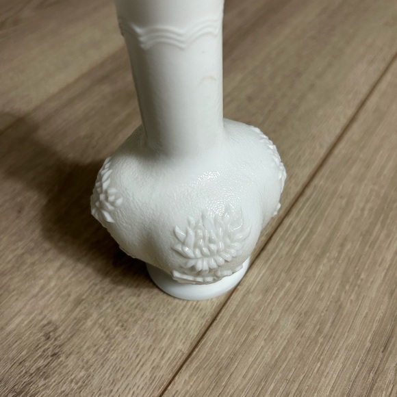 Vintage Imperial White Milk Glass Vase w/ Raised Chrysanthemum Design. 6” H - Picture 5 of 6